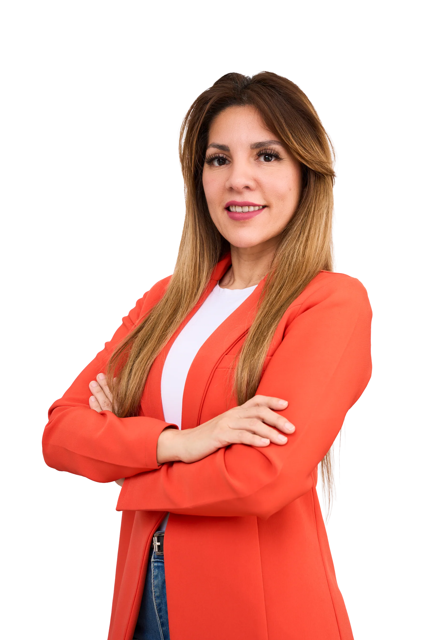 Jossi Garrido, candidata a la Alcaldía Provincial del Callao, de pie con los brazos cruzados.